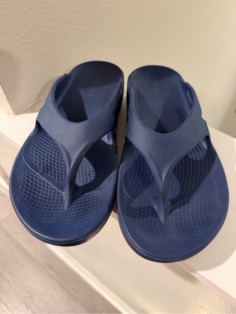 OOFOS Women's Navy Blue Recovery Flip Sandals